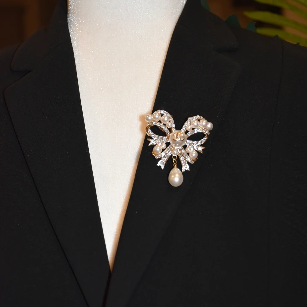 Elegant Designer Brooch – Timeless & Sophisticated